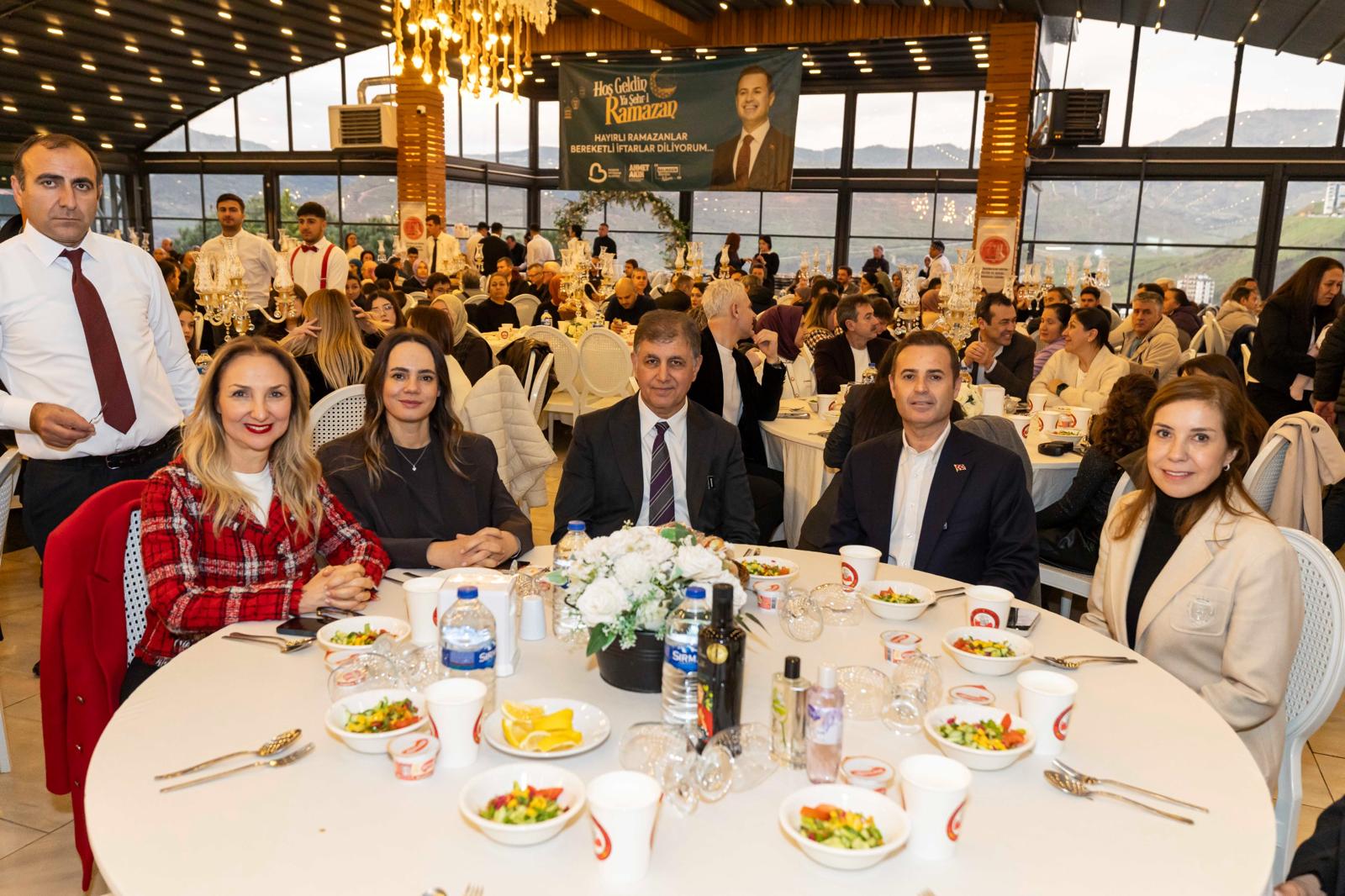 İzmir’de Balıkesir rüzgarı! Tugay’dan iftar sofrasında dayanışma çağrısı 1 İzmir’de Balıkesir rüzgarı! Tugay’dan iftar sofrasında dayanışma çağrısı