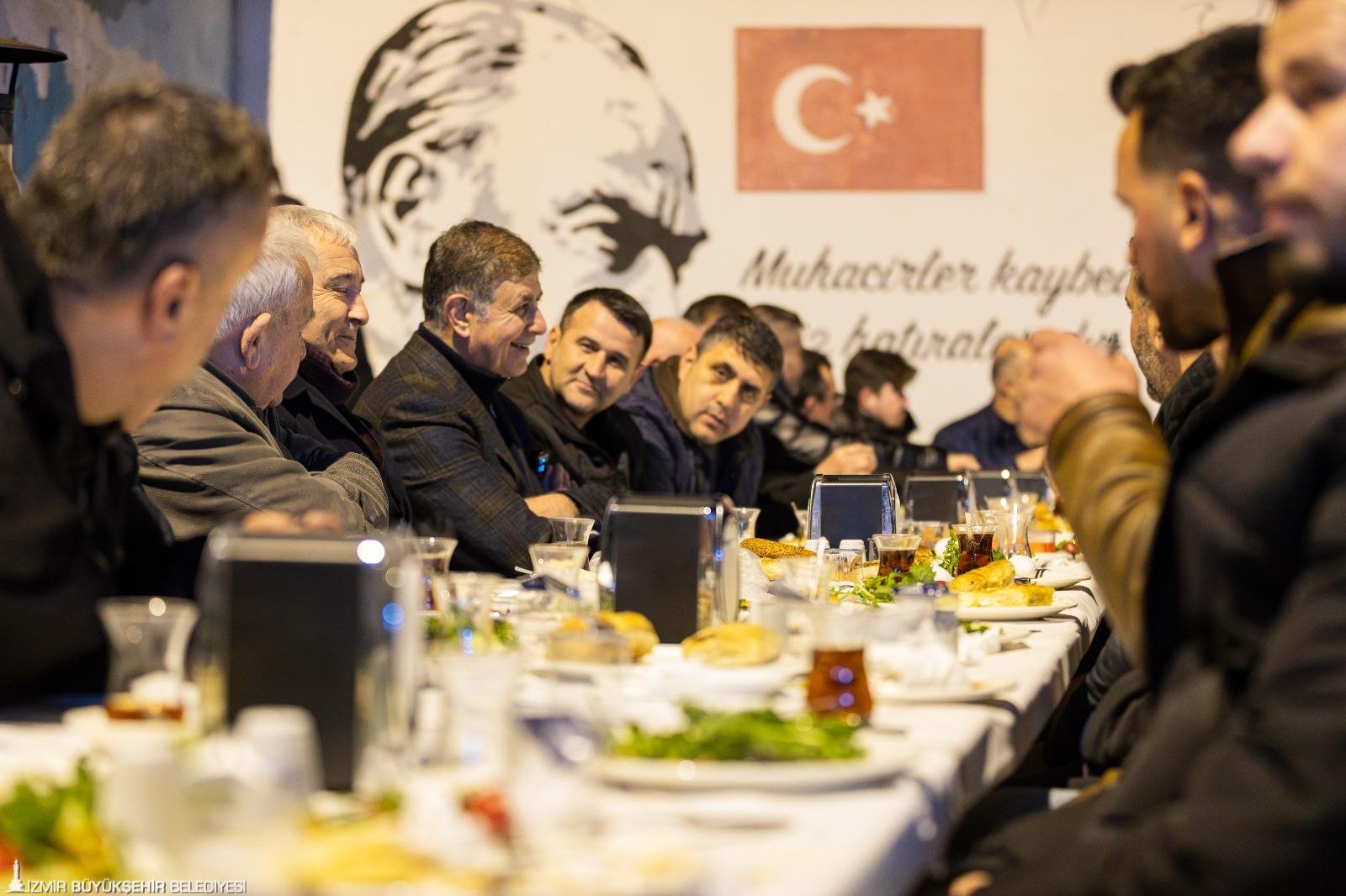 Tugay Kemalpaşa'da sahur sofrasında: Gönül Köprüsü bu kez köy meydanında 4 Tugay Kemalpaşa'da sahur sofrasında: Gönül Köprüsü bu kez köy meydanında