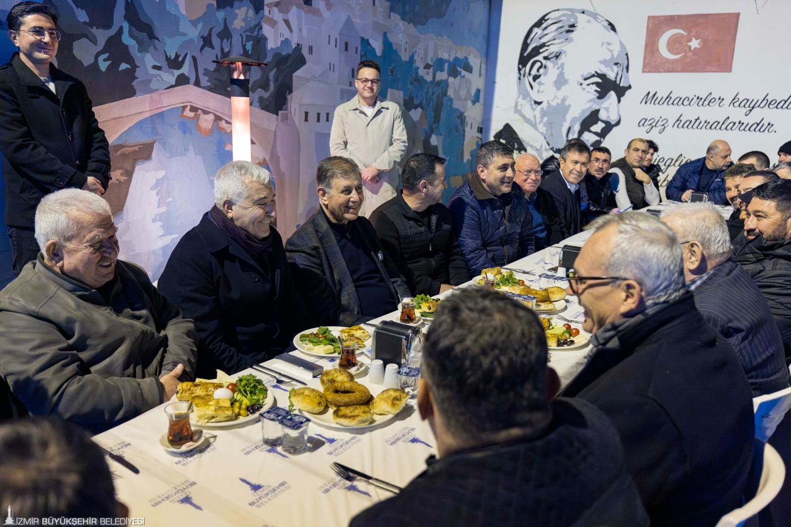 Tugay Kemalpaşa'da sahur sofrasında: Gönül Köprüsü bu kez köy meydanında 3 Tugay Kemalpaşa'da sahur sofrasında: Gönül Köprüsü bu kez köy meydanında
