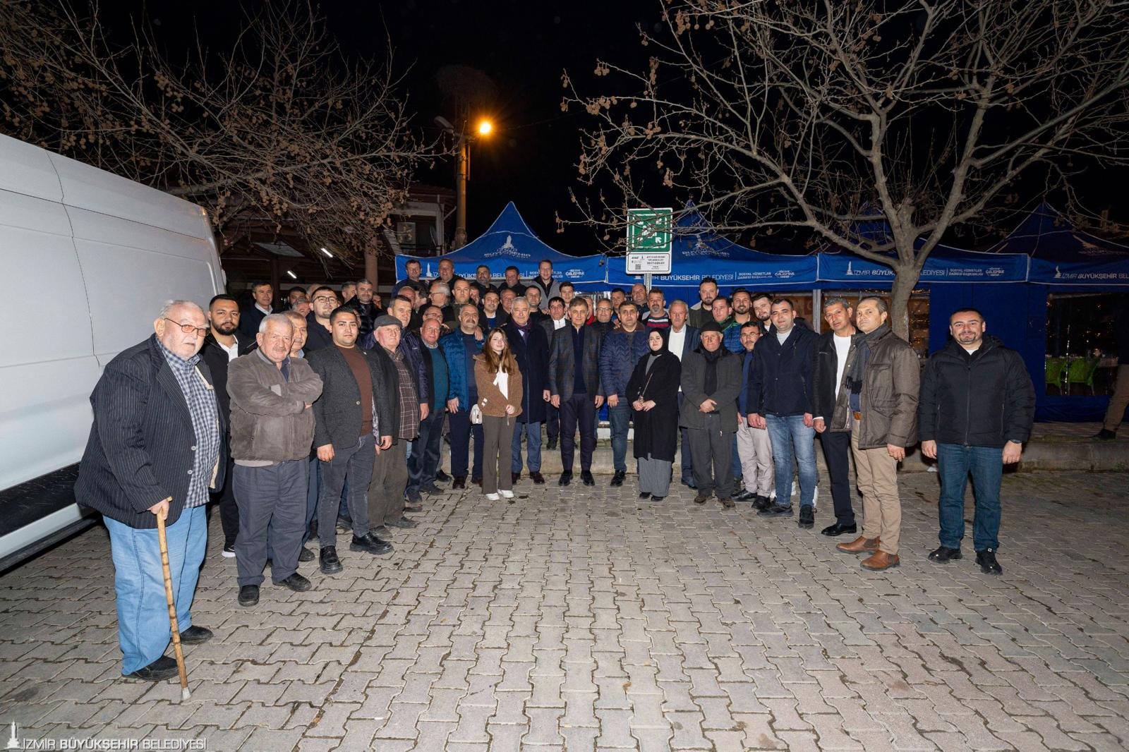 Tugay Kemalpaşa'da sahur sofrasında: Gönül Köprüsü bu kez köy meydanında 2 Tugay Kemalpaşa'da sahur sofrasında: Gönül Köprüsü bu kez köy meydanında