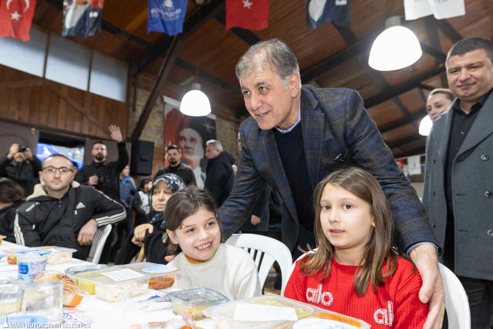 Tire'de 2 bin 500 kişilik 'Gönül Sofrası': 'Güzel güzel adım adım gelecek'