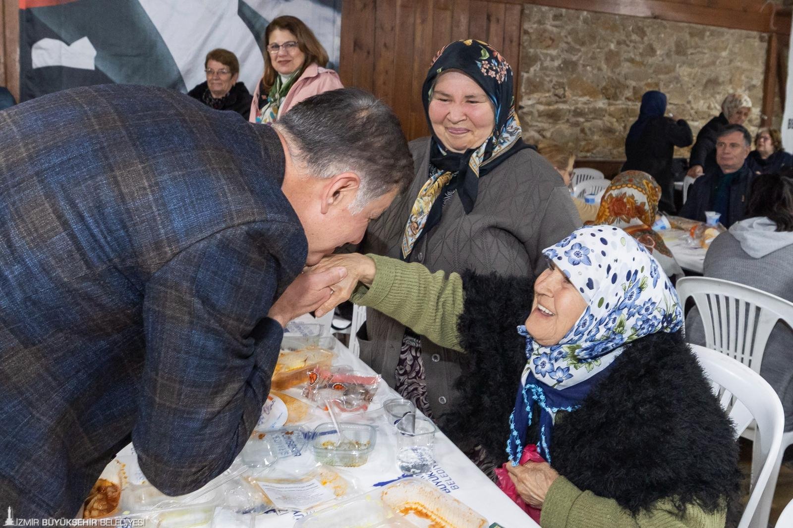 Tire'de 2 bin 500 kişilik 'Gönül Sofrası': 'Güzel güzel adım adım gelecek'