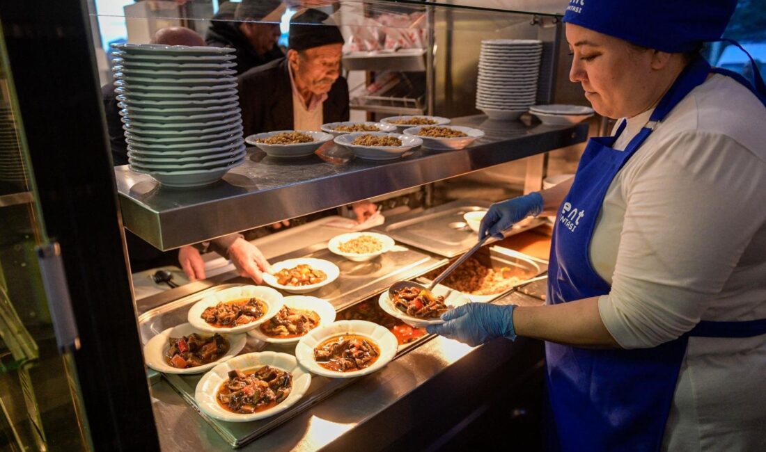 İzmir Büyükşehir Belediyesi, ekonomik zorlukların gölgesinde geçen Ramazan ayında "Kent