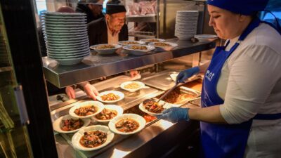 İzmir Büyükşehir Belediyesi, ekonomik zorlukların gölgesinde geçen Ramazan ayında "Kent