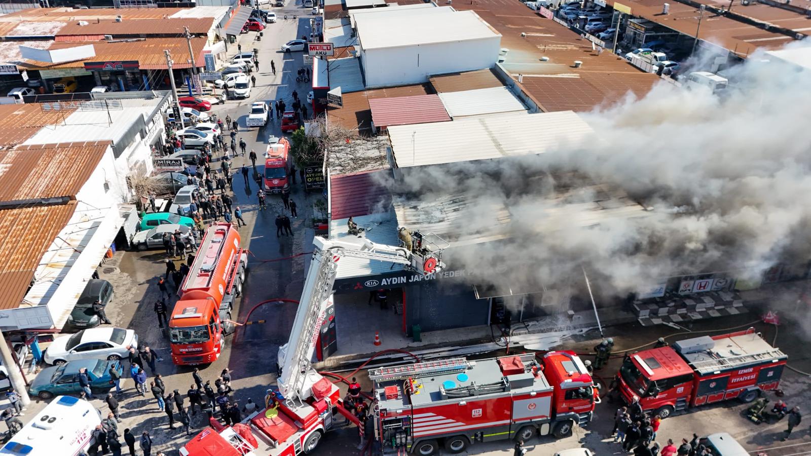 Buca 6. Sanayi Sitesi’nde kabus! Patlama sesleri arasında alevler 3 dükkanı yuttu