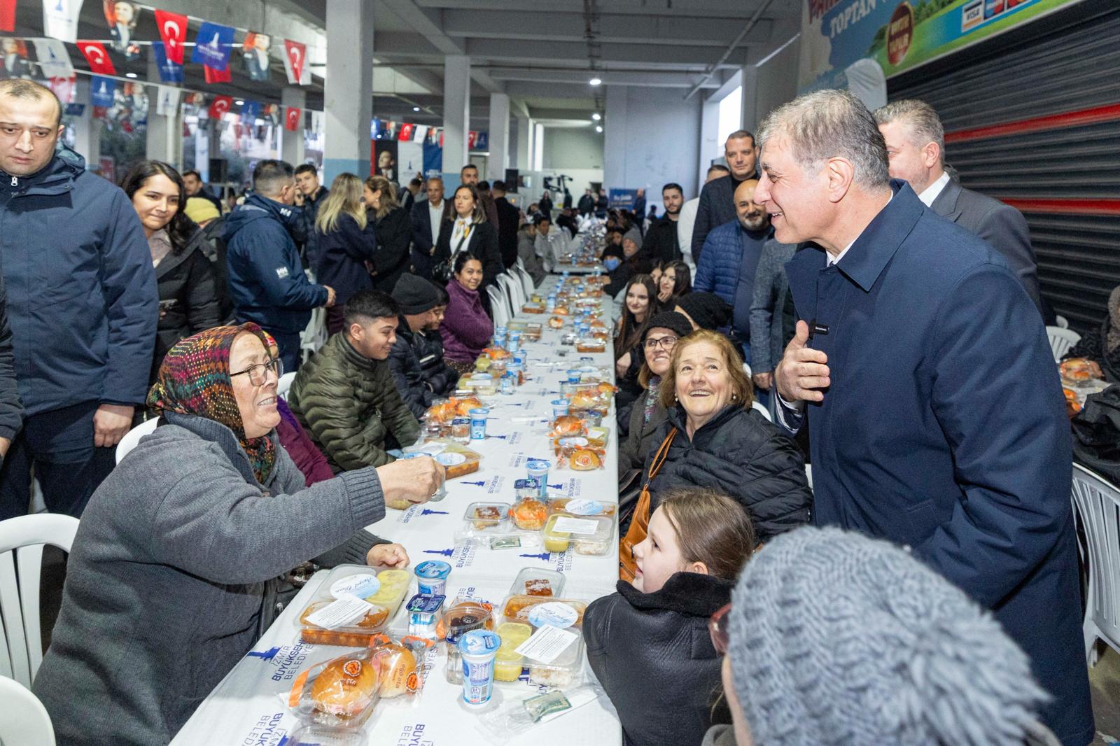 Buca’da 3 bin kişilik gönül sofrası! Başkan Tugay: "Önce Allah’tan sonra sizden güç alıyoruz" 3 Buca’da 3 bin kişilik gönül sofrası! Başkan Tugay: "Önce Allah’tan sonra sizden güç alıyoruz"