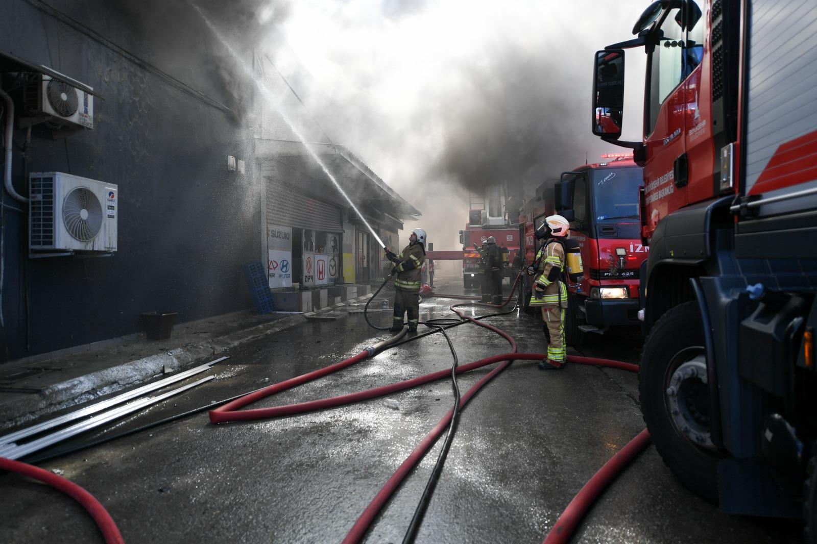 Buca 6. Sanayi Sitesi’nde kabus! Patlama sesleri arasında alevler 3 dükkanı yuttu
