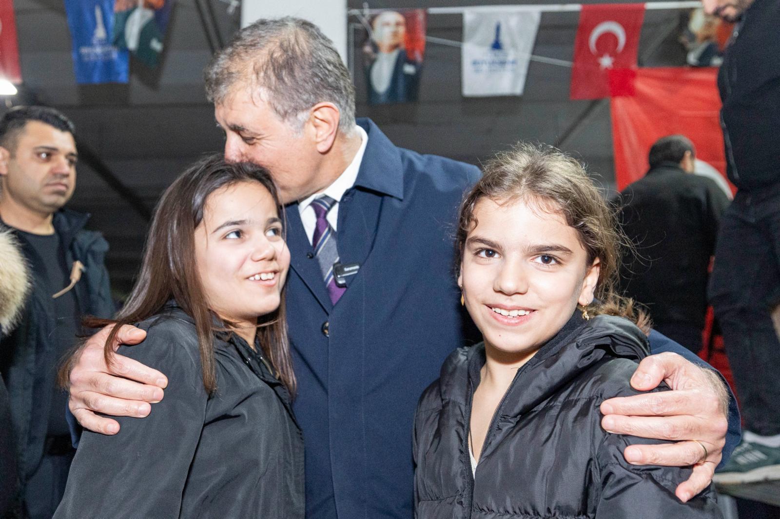 Buca’da 3 bin kişilik gönül sofrası! Başkan Tugay: "Önce Allah’tan sonra sizden güç alıyoruz" 1 Buca’da 3 bin kişilik gönül sofrası! Başkan Tugay: "Önce Allah’tan sonra sizden güç alıyoruz"