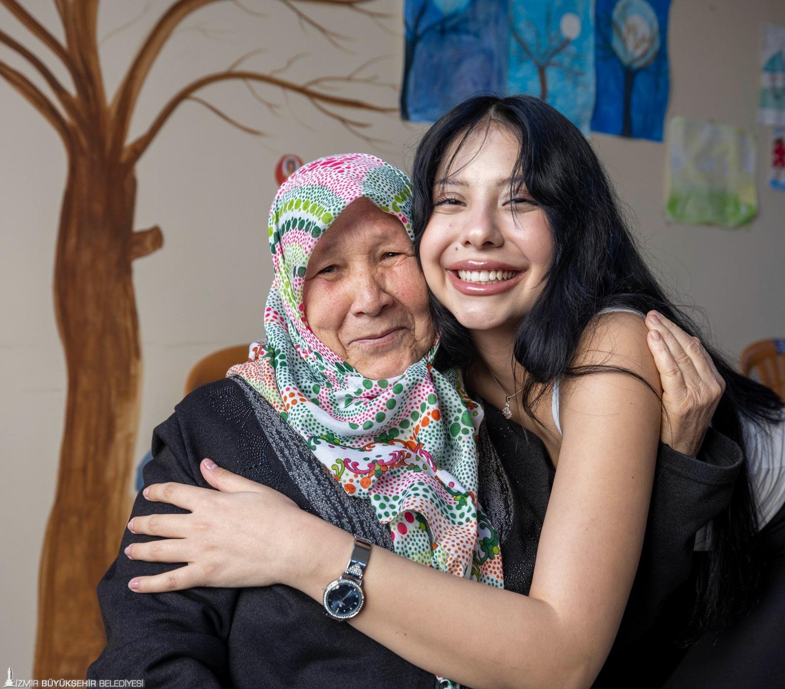 Büyükşehirin 'mobil kuaförü' mahallelerde: Saç kesiminden föne herşey ücretsiz 3 Büyükşehirin 'mobil kuaförü' mahallelerde: Saç kesiminden föne herşey ücretsiz