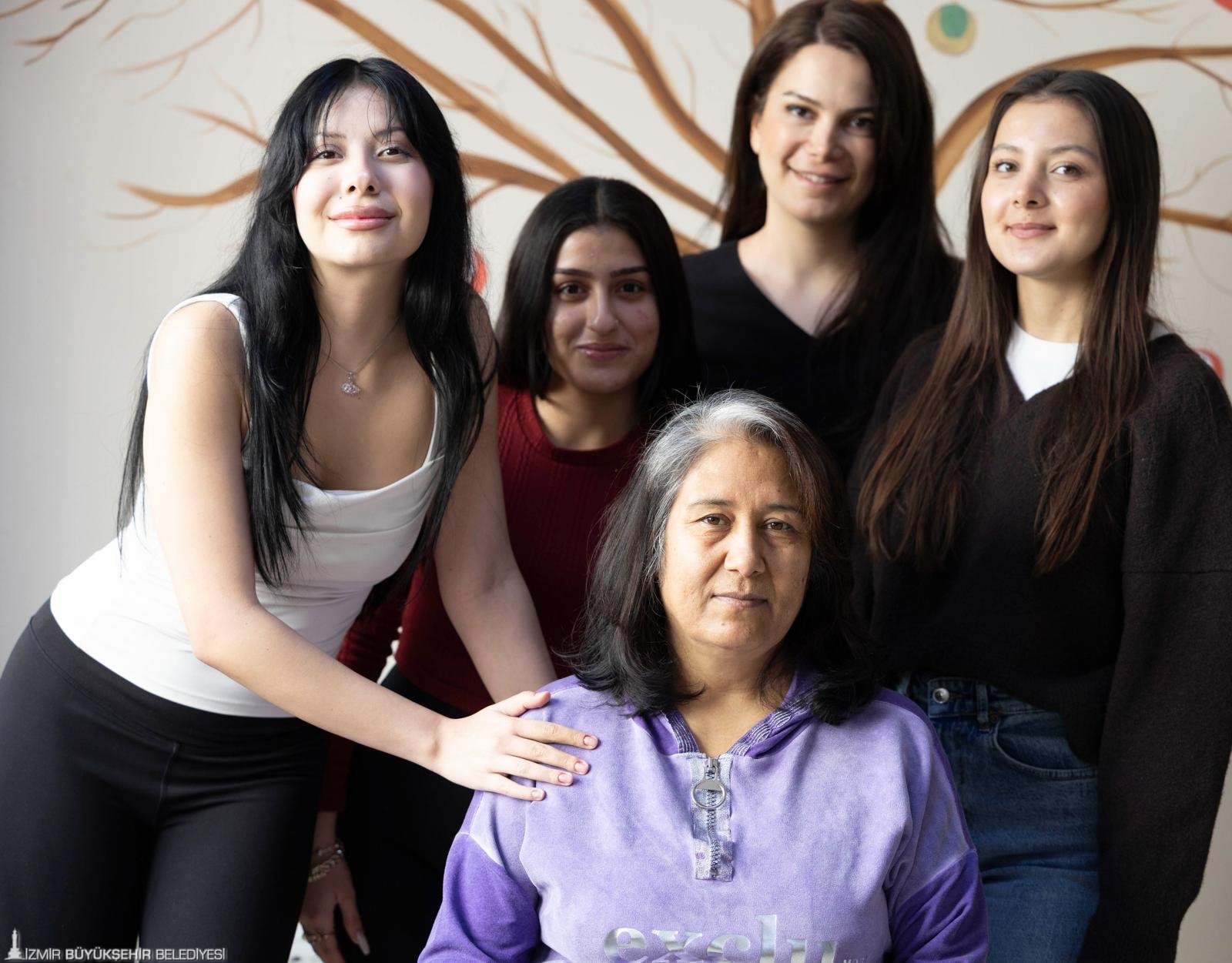 Büyükşehirin 'mobil kuaförü' mahallelerde: Saç kesiminden föne herşey ücretsiz 8 Büyükşehirin 'mobil kuaförü' mahallelerde: Saç kesiminden föne herşey ücretsiz