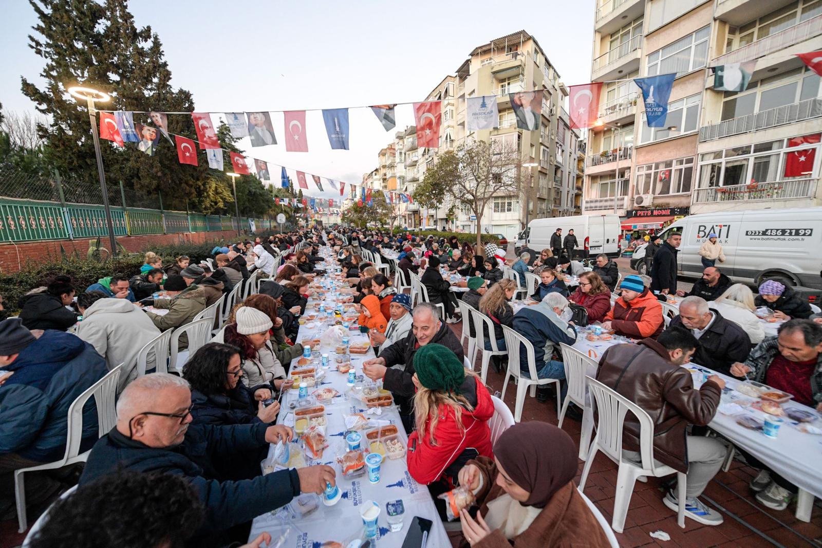 Büyükşehir iftar sofrasını bu kez Karşıyaka’da kurdu 2 Büyükşehir iftar sofrasını bu kez Karşıyaka’da kurdu