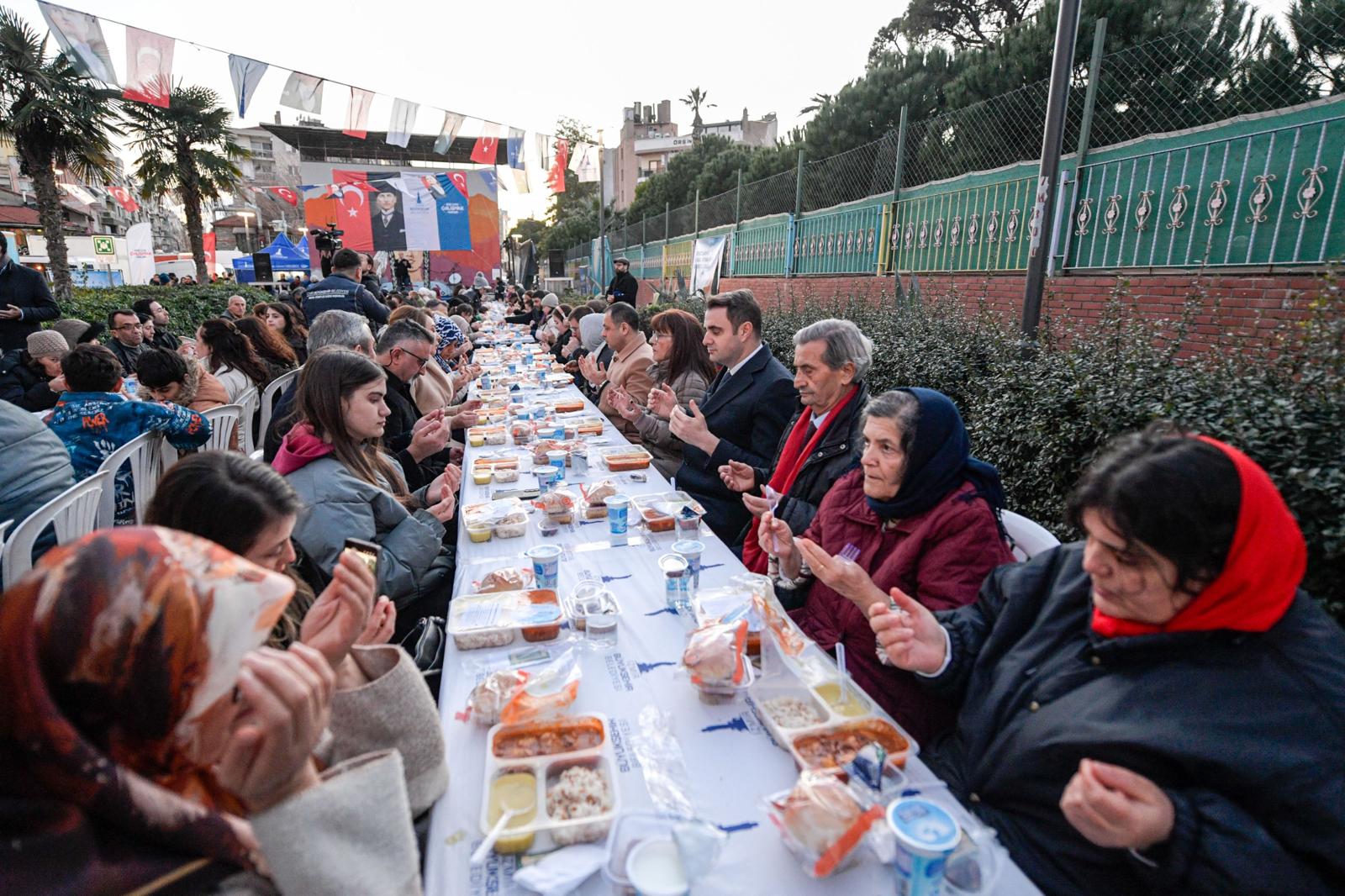 Büyükşehir iftar sofrasını bu kez Karşıyaka’da kurdu