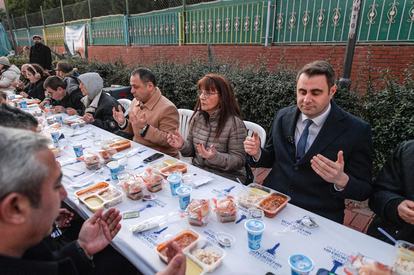 Büyükşehir iftar sofrasını bu kez Karşıyaka’da kurdu 1 Büyükşehir iftar sofrasını bu kez Karşıyaka’da kurdu