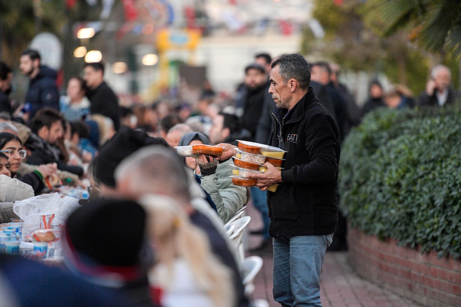 Büyükşehir iftar sofrasını bu kez Karşıyaka’da kurdu 3 Büyükşehir iftar sofrasını bu kez Karşıyaka’da kurdu