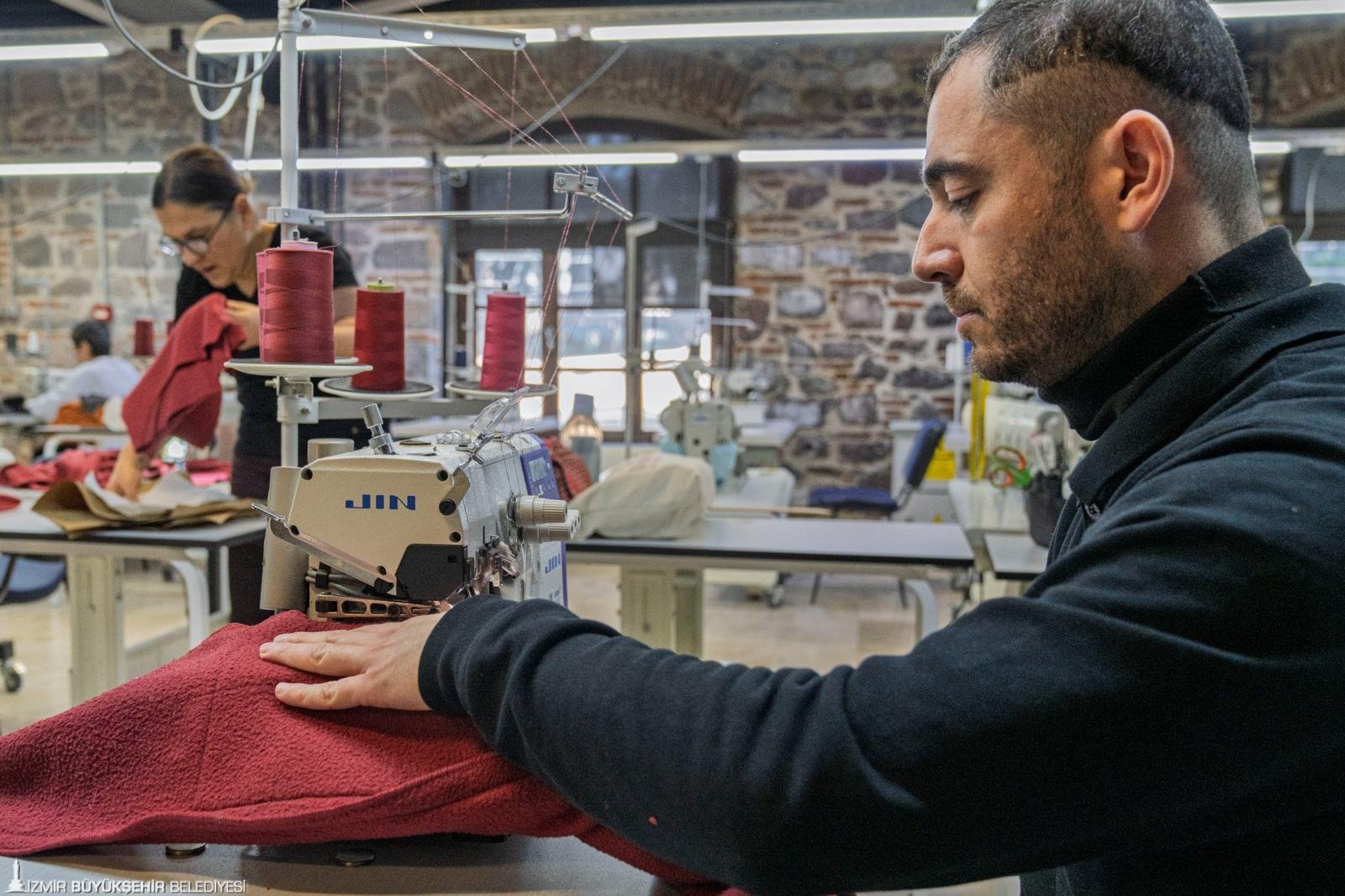 İzmir'in istihdam kalesi Meslek Fabrikası 145 bin kişiye 'altın bilezik' taktı 11 İzmir'in istihdam kalesi Meslek Fabrikası 145 bin kişiye 'altın bilezik' taktı