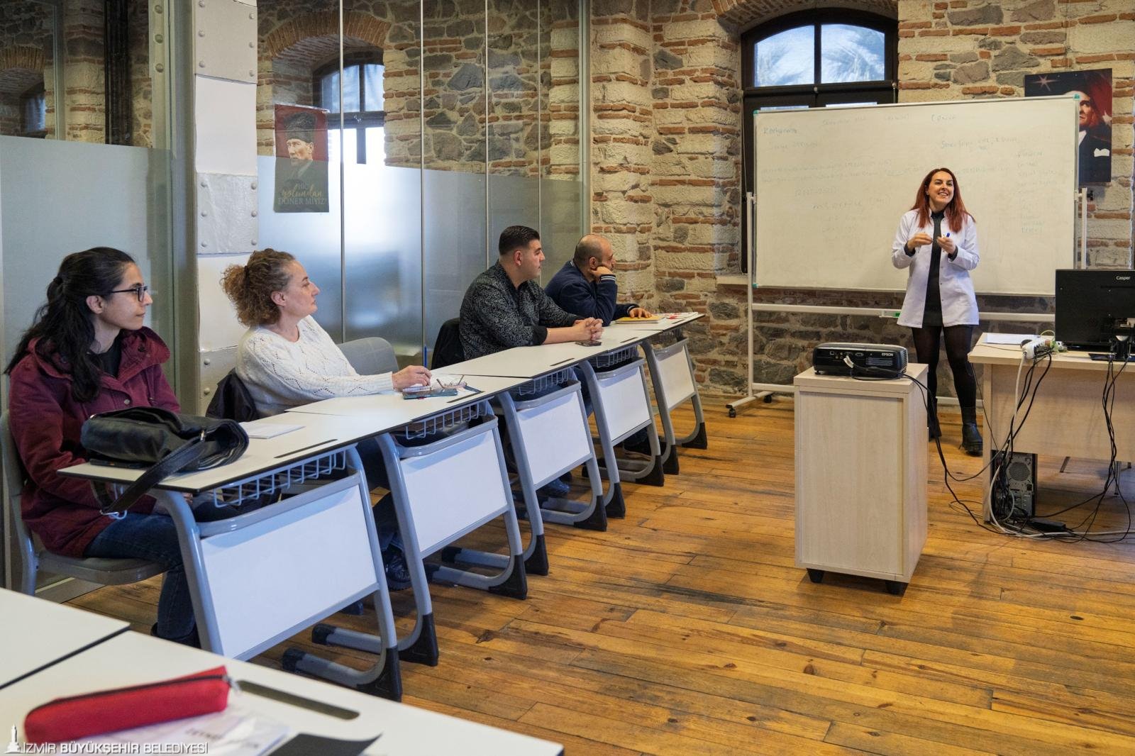 İzmir'in istihdam kalesi Meslek Fabrikası 145 bin kişiye 'altın bilezik' taktı 5 İzmir'in istihdam kalesi Meslek Fabrikası 145 bin kişiye 'altın bilezik' taktı