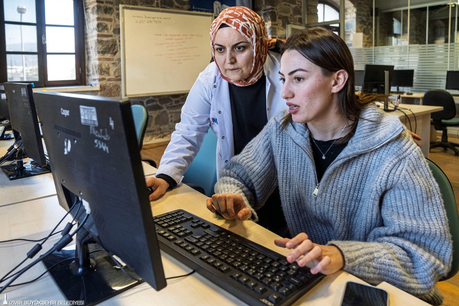 İzmir'in istihdam kalesi Meslek Fabrikası 145 bin kişiye 'altın bilezik' taktı 3 İzmir'in istihdam kalesi Meslek Fabrikası 145 bin kişiye 'altın bilezik' taktı