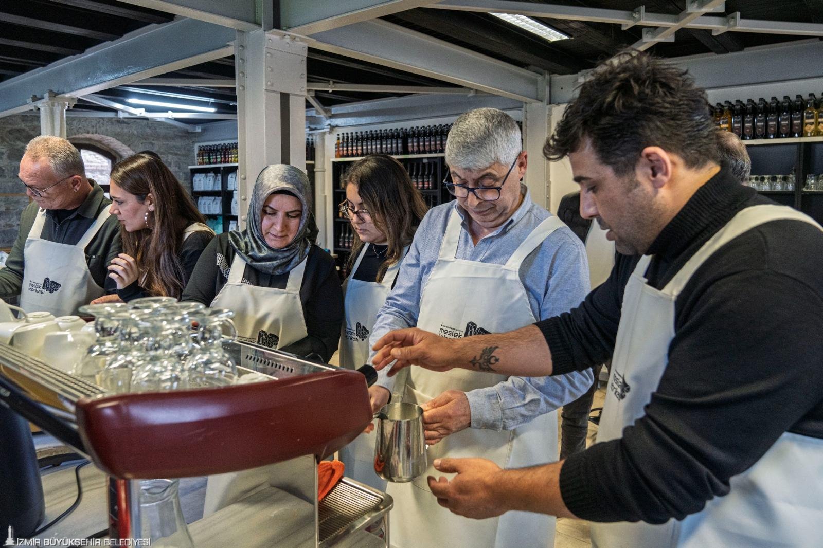 İzmir'in istihdam kalesi Meslek Fabrikası 145 bin kişiye 'altın bilezik' taktı