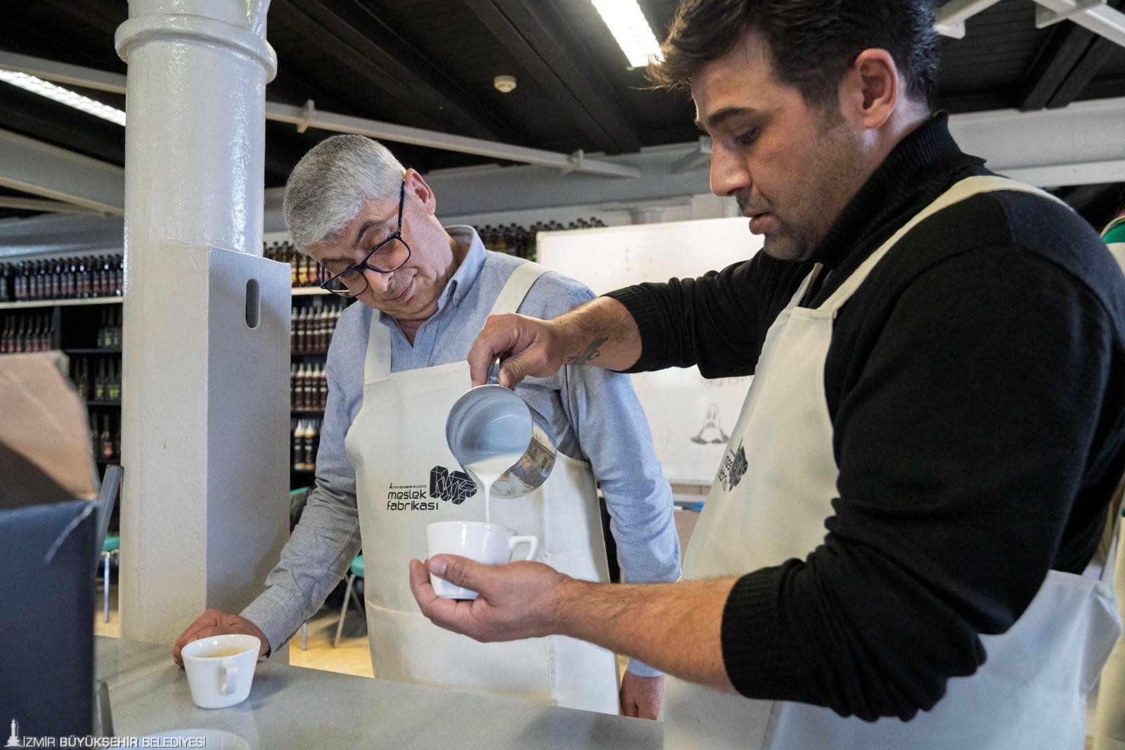 İzmir'in istihdam kalesi Meslek Fabrikası 145 bin kişiye 'altın bilezik' taktı 2 İzmir'in istihdam kalesi Meslek Fabrikası 145 bin kişiye 'altın bilezik' taktı