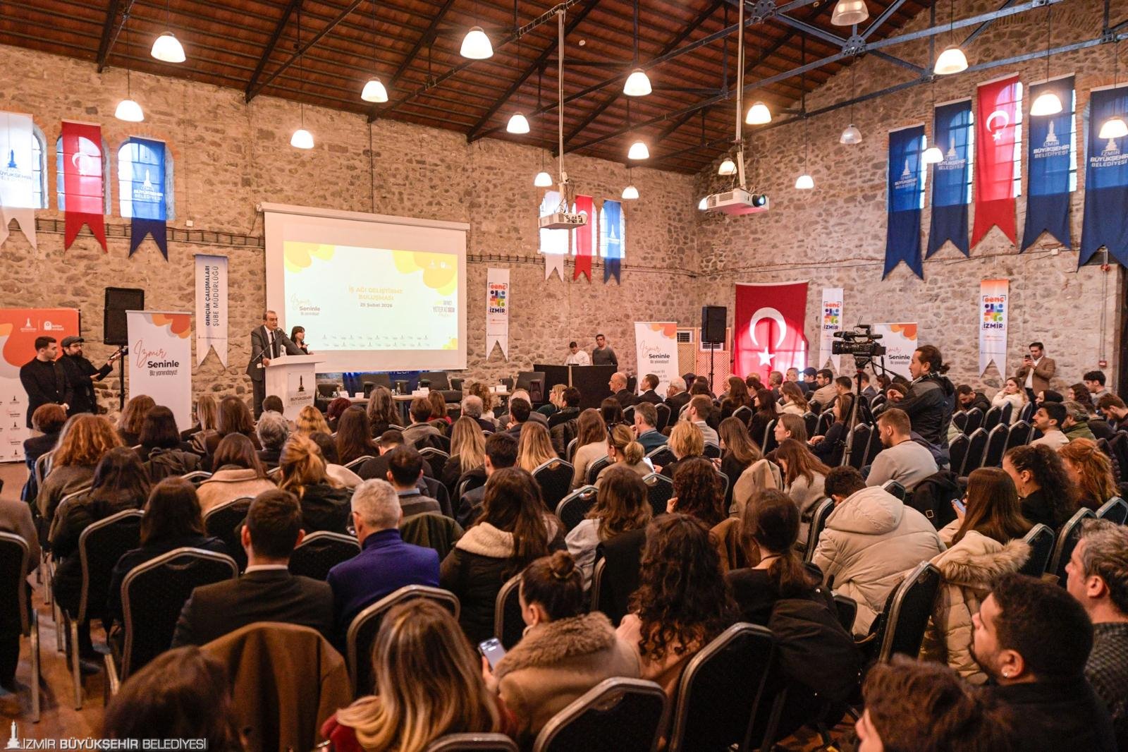 İzmir Seninle ile gençlerin önündeki engeller kalkıyor: İş dünyası gençlerden ne bekliyor? 1 İzmir Seninle ile gençlerin önündeki engeller kalkıyor: İş dünyası gençlerden ne bekliyor?