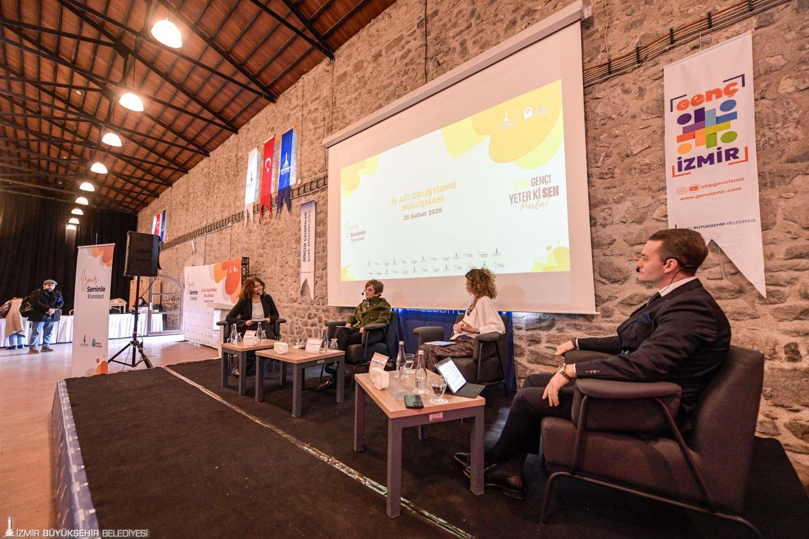 İzmir Seninle ile gençlerin önündeki engeller kalkıyor: İş dünyası gençlerden ne bekliyor? 7 İzmir Seninle ile gençlerin önündeki engeller kalkıyor: İş dünyası gençlerden ne bekliyor?