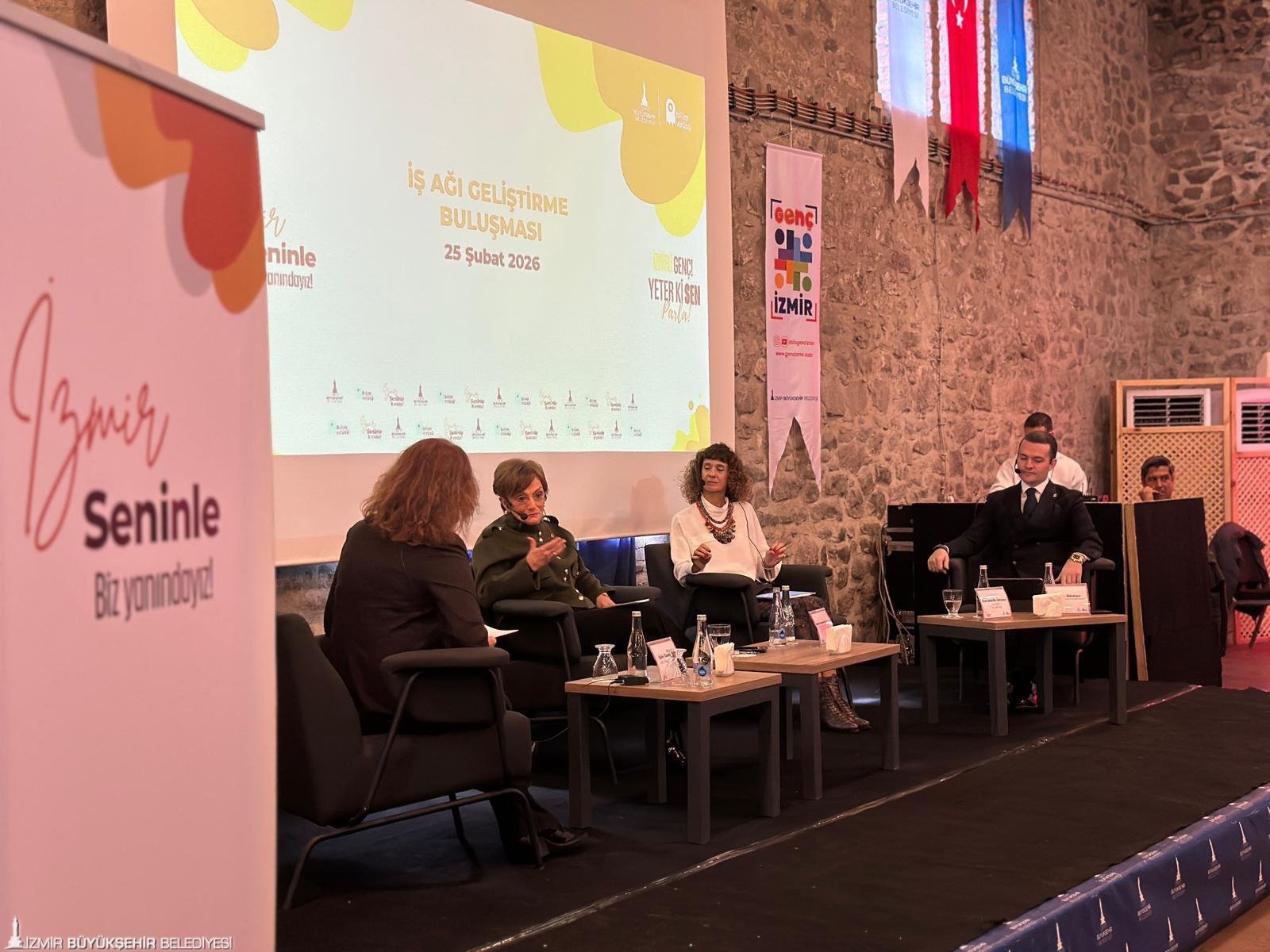 İzmir Seninle ile gençlerin önündeki engeller kalkıyor: İş dünyası gençlerden ne bekliyor? 6 İzmir Seninle ile gençlerin önündeki engeller kalkıyor: İş dünyası gençlerden ne bekliyor?