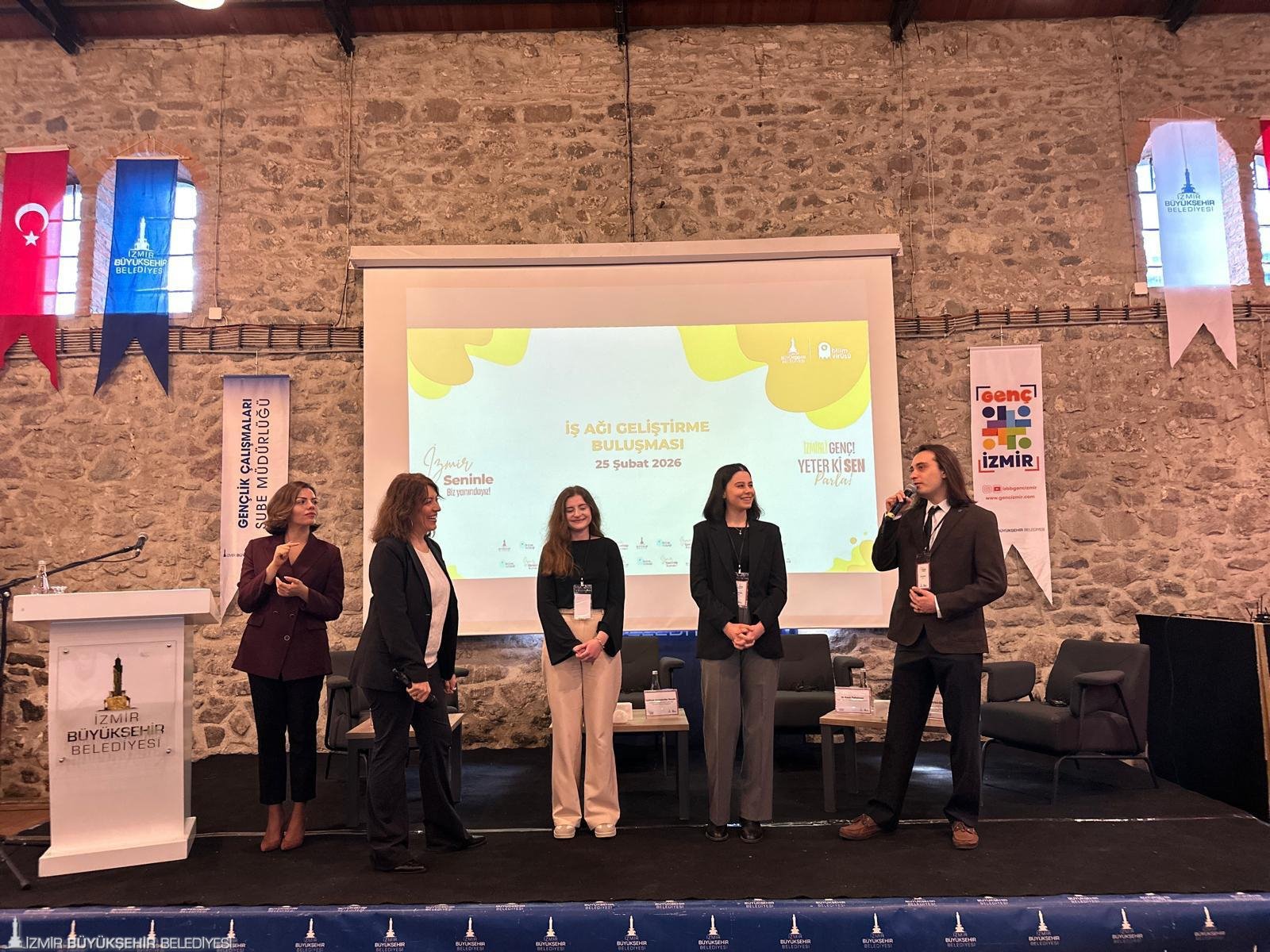 İzmir Seninle ile gençlerin önündeki engeller kalkıyor: İş dünyası gençlerden ne bekliyor? 5 İzmir Seninle ile gençlerin önündeki engeller kalkıyor: İş dünyası gençlerden ne bekliyor?