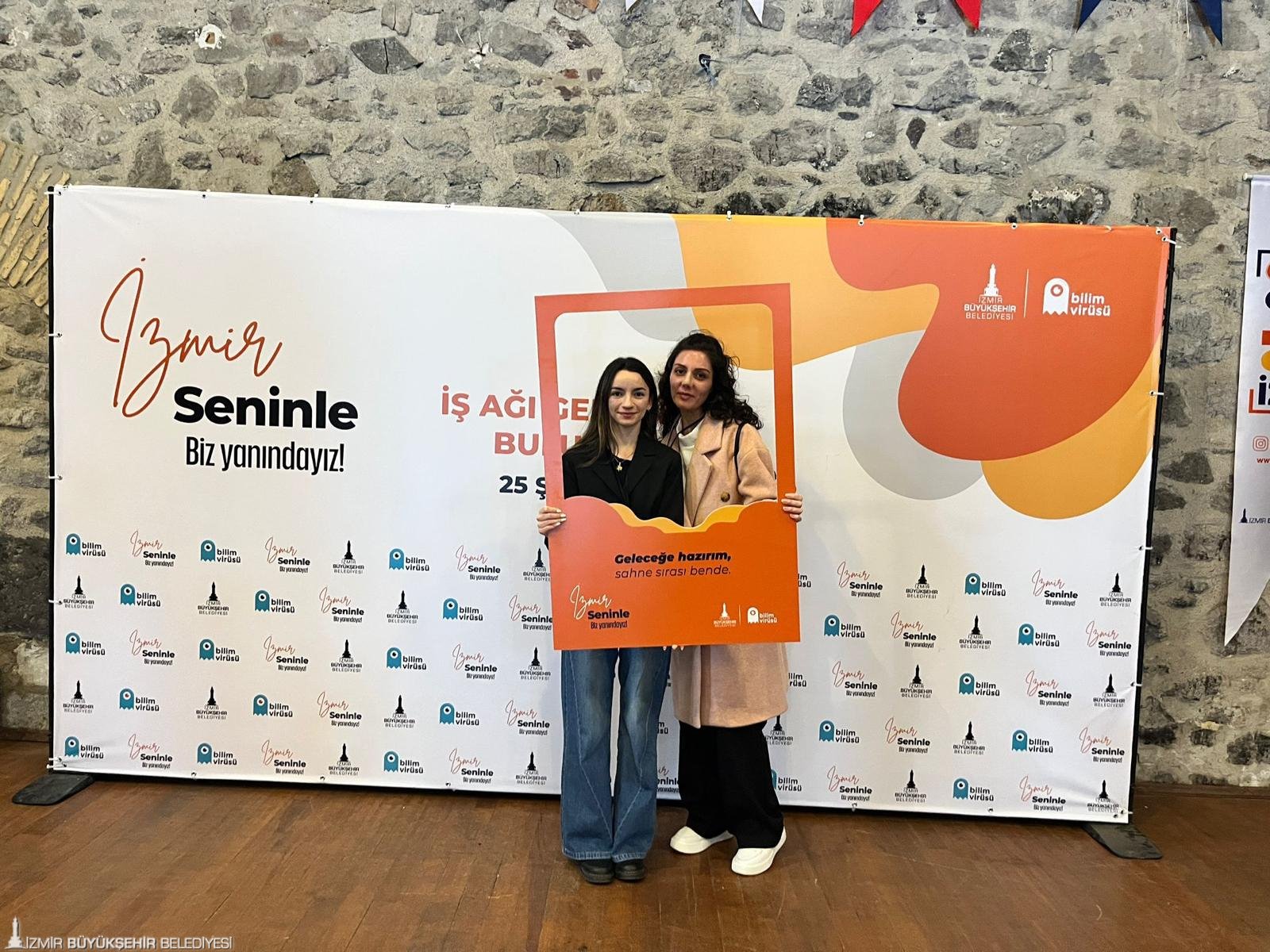 İzmir Seninle ile gençlerin önündeki engeller kalkıyor: İş dünyası gençlerden ne bekliyor? 4 İzmir Seninle ile gençlerin önündeki engeller kalkıyor: İş dünyası gençlerden ne bekliyor?