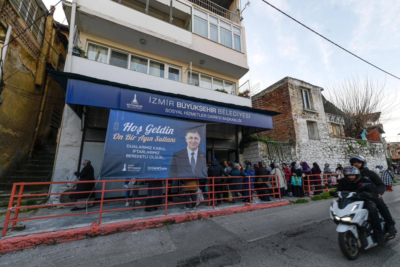 İzmir’de her gün 15 bin kişilik devasa sofra! Büyükşehir Aşevi Ramazan mesaisinde