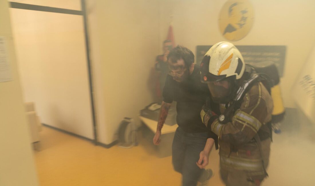 İzmir Büyükşehir Belediyesi koridorlarında alarm sesleri yükseldi! Deprem anı, duman