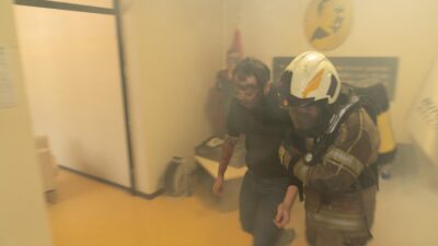 İzmir Büyükşehir Belediyesi koridorlarında alarm sesleri yükseldi! Deprem anı, duman