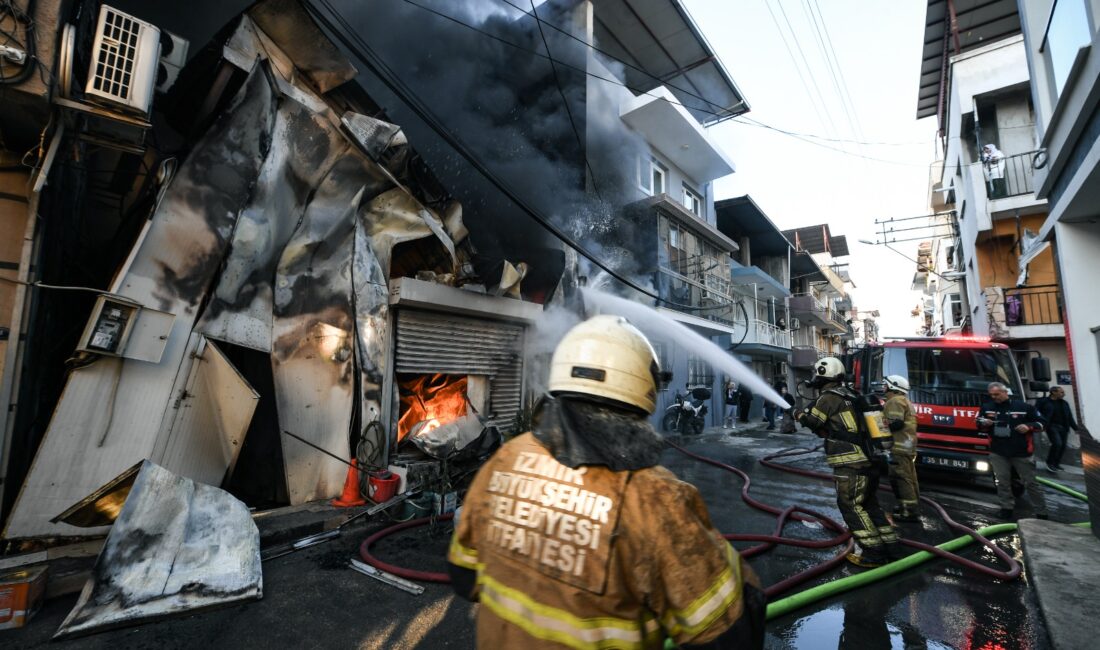 Saat 11.10'da başlayan kabus! İzmir Büyükşehir Belediyesi itfaiyesi, imalathaneyi saran