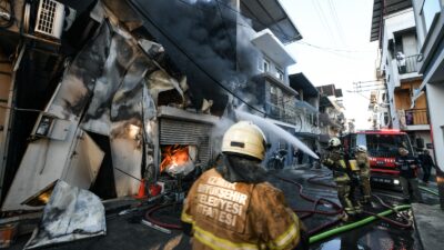 Saat 11.10'da başlayan kabus! İzmir Büyükşehir Belediyesi itfaiyesi, imalathaneyi saran