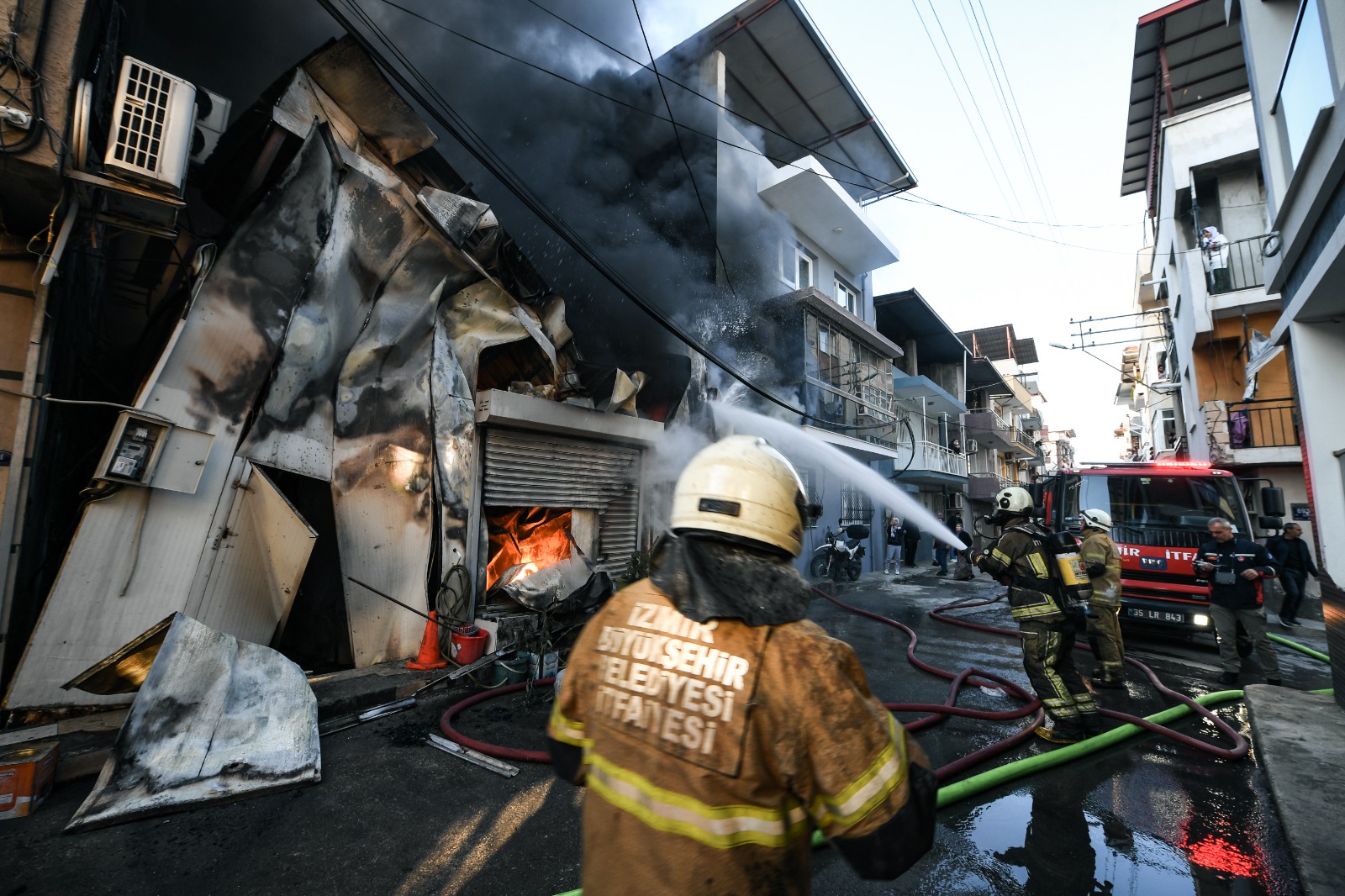 Alevler binalara sıçramak üzereyken... Buca’da itfaiyeden kritik müdahale!