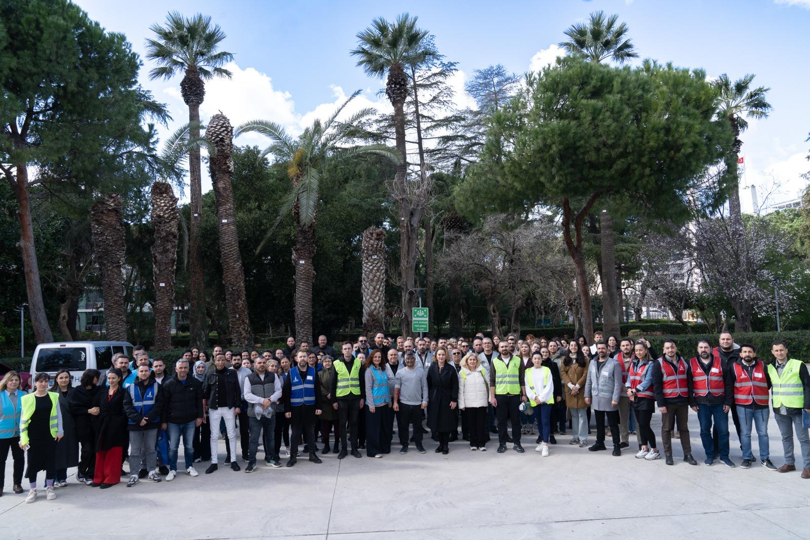 İzmir’de 6,8’lik senaryo! Belediye binasında alarm!