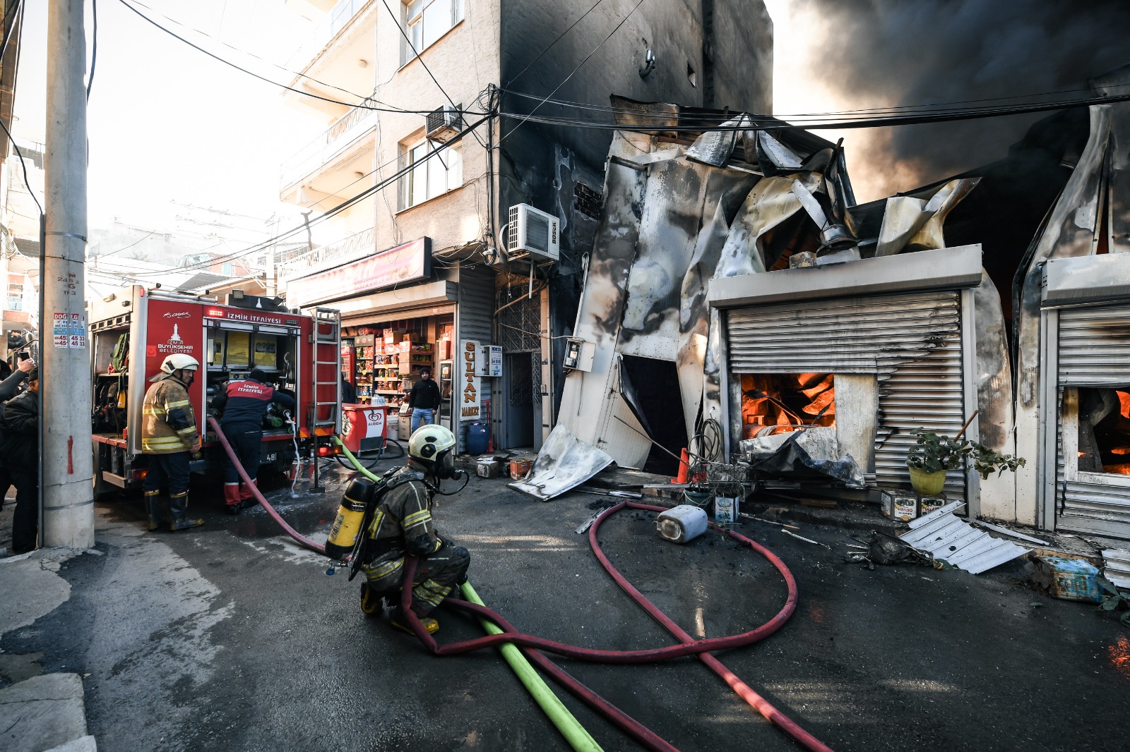 Alevler binalara sıçramak üzereyken... Buca’da itfaiyeden kritik müdahale!