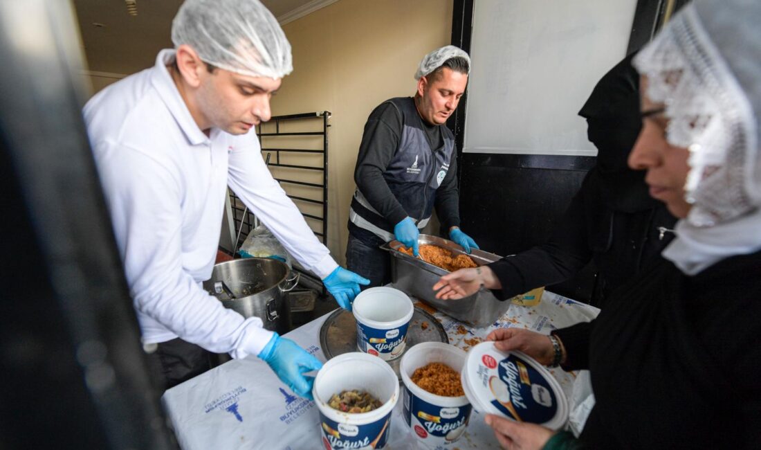 İzmir Büyükşehir Belediyesi, 30 ilçede kurulan sofraların yanı sıra kapı