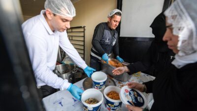 İzmir Büyükşehir Belediyesi, 30 ilçede kurulan sofraların yanı sıra kapı