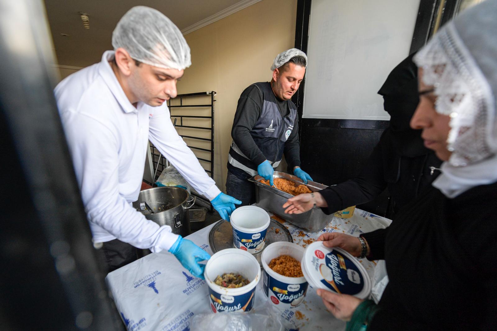 İzmir’de her gün 15 bin kişilik devasa sofra! Büyükşehir Aşevi Ramazan mesaisinde