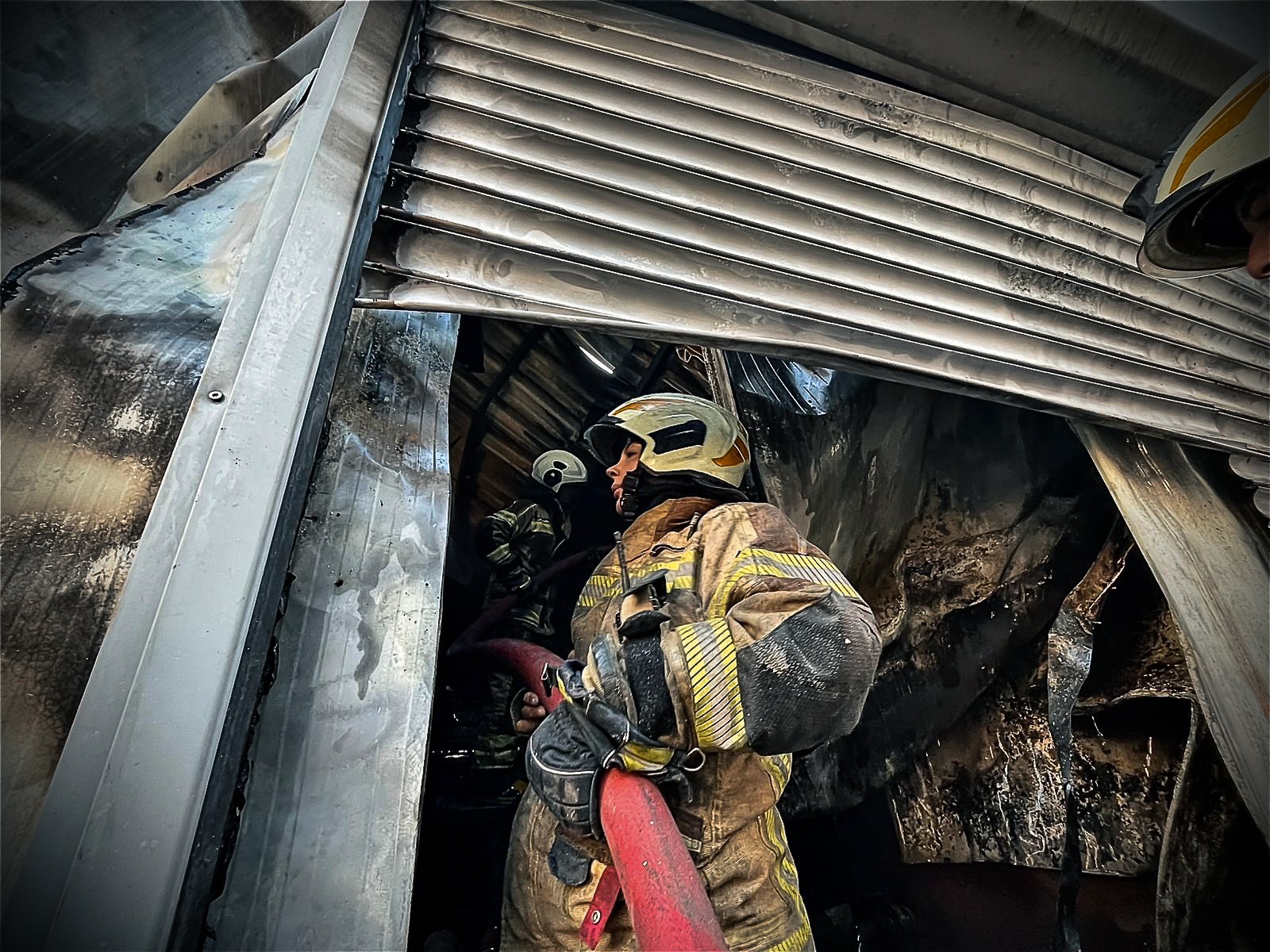 Alevler binalara sıçramak üzereyken... Buca’da itfaiyeden kritik müdahale!