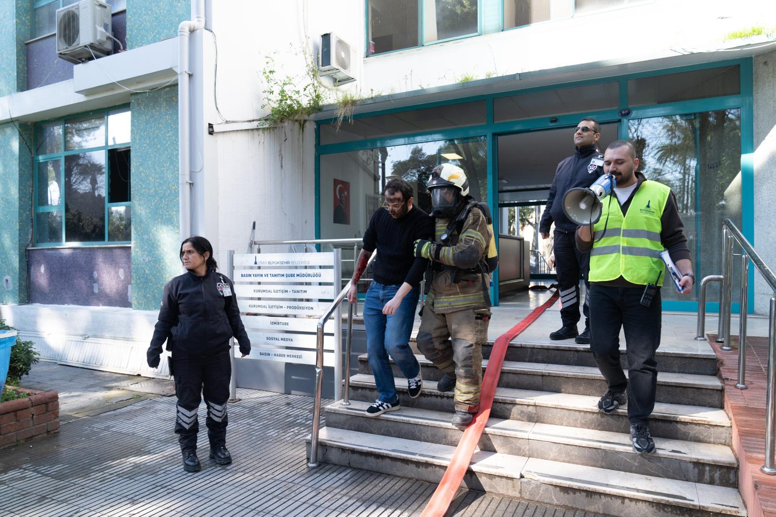 İzmir’de 6,8’lik senaryo! Belediye binasında alarm!