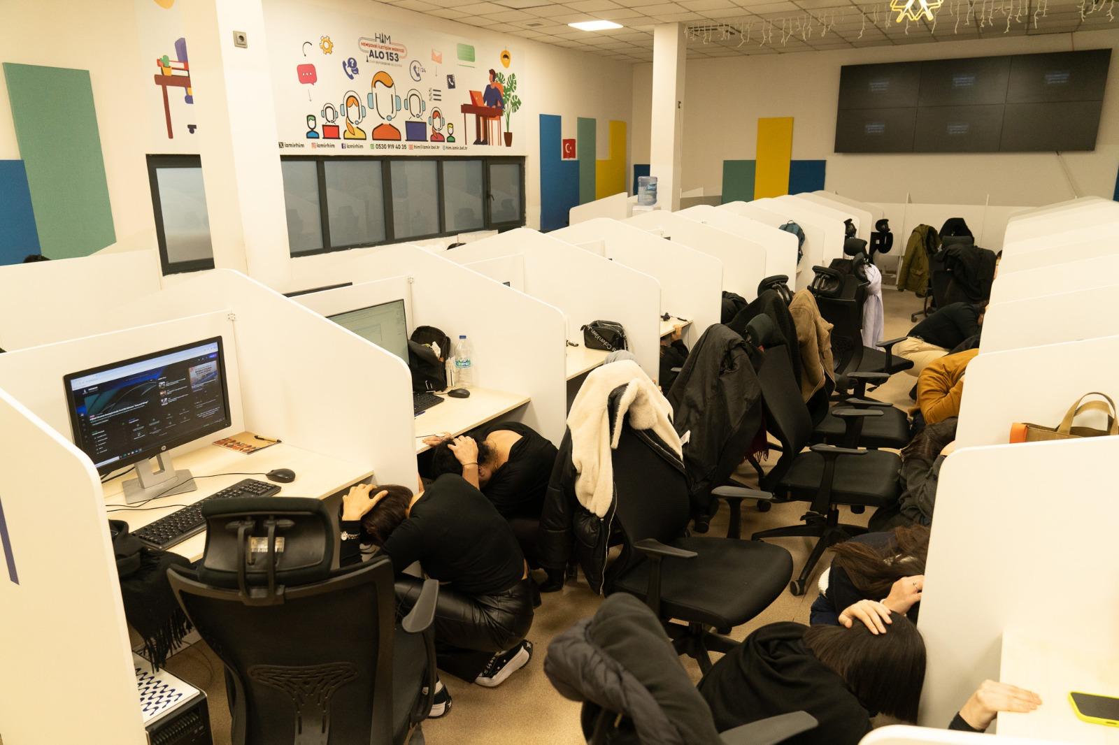 İzmir’de 6,8’lik senaryo! Belediye binasında alarm!