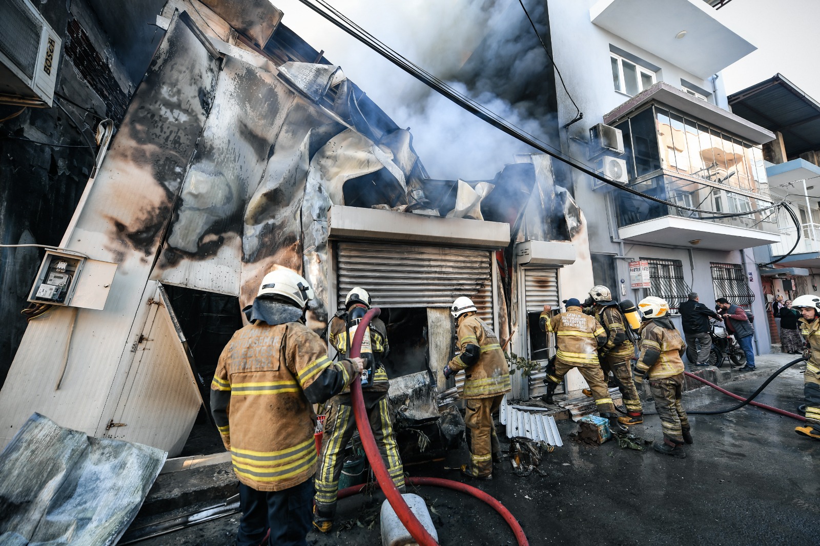 Alevler binalara sıçramak üzereyken... Buca’da itfaiyeden kritik müdahale!