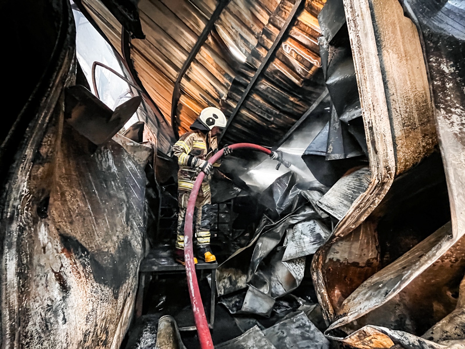 Alevler binalara sıçramak üzereyken... Buca’da itfaiyeden kritik müdahale!