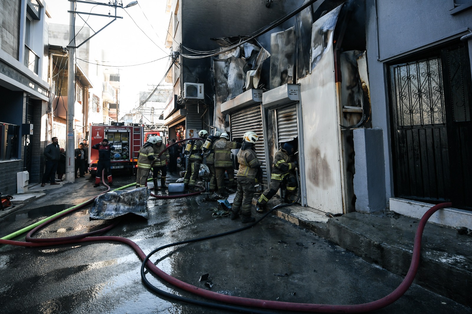 Alevler binalara sıçramak üzereyken... Buca’da itfaiyeden kritik müdahale!