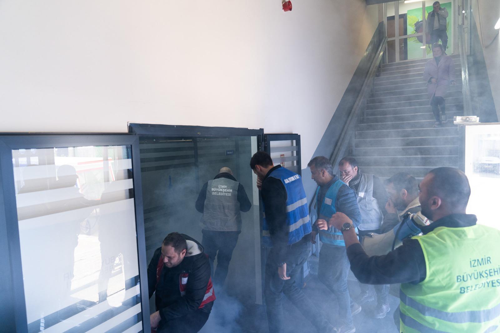 İzmir’de 6,8’lik senaryo! Belediye binasında alarm!