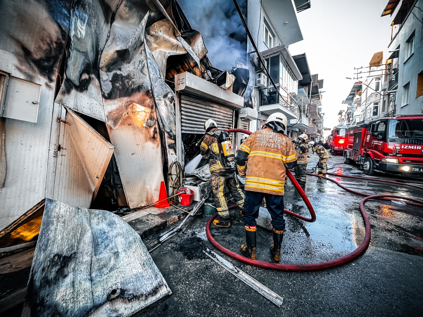 Alevler binalara sıçramak üzereyken... Buca’da itfaiyeden kritik müdahale!