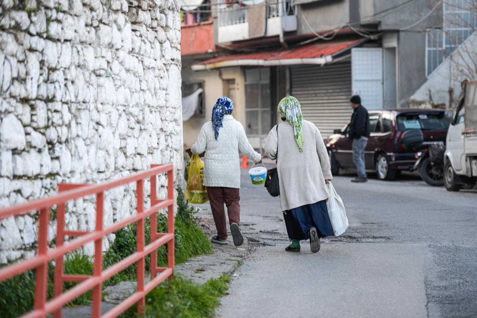 İzmir’de her gün 15 bin kişilik devasa sofra! Büyükşehir Aşevi Ramazan mesaisinde