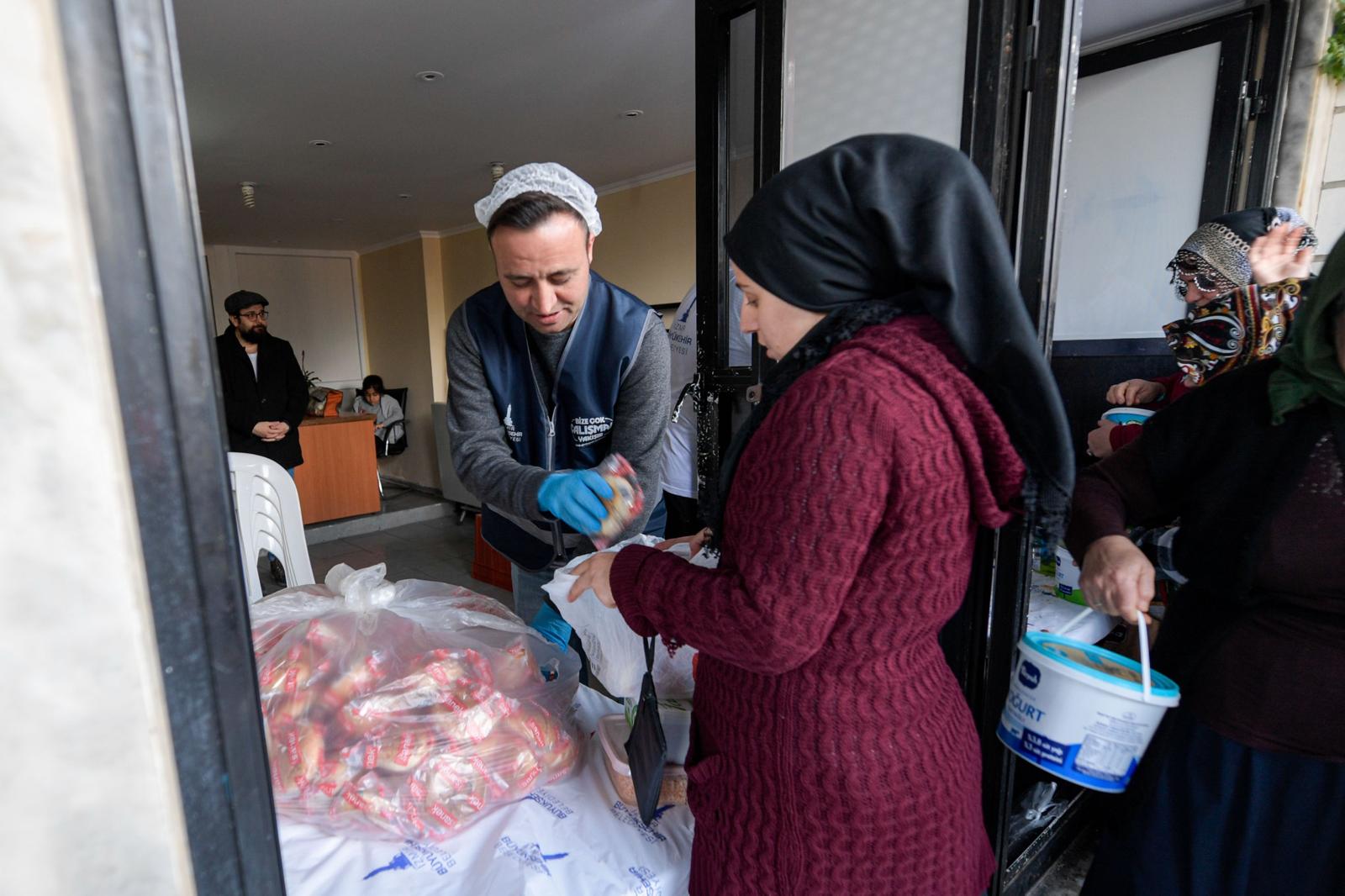 İzmir’de her gün 15 bin kişilik devasa sofra! Büyükşehir Aşevi Ramazan mesaisinde