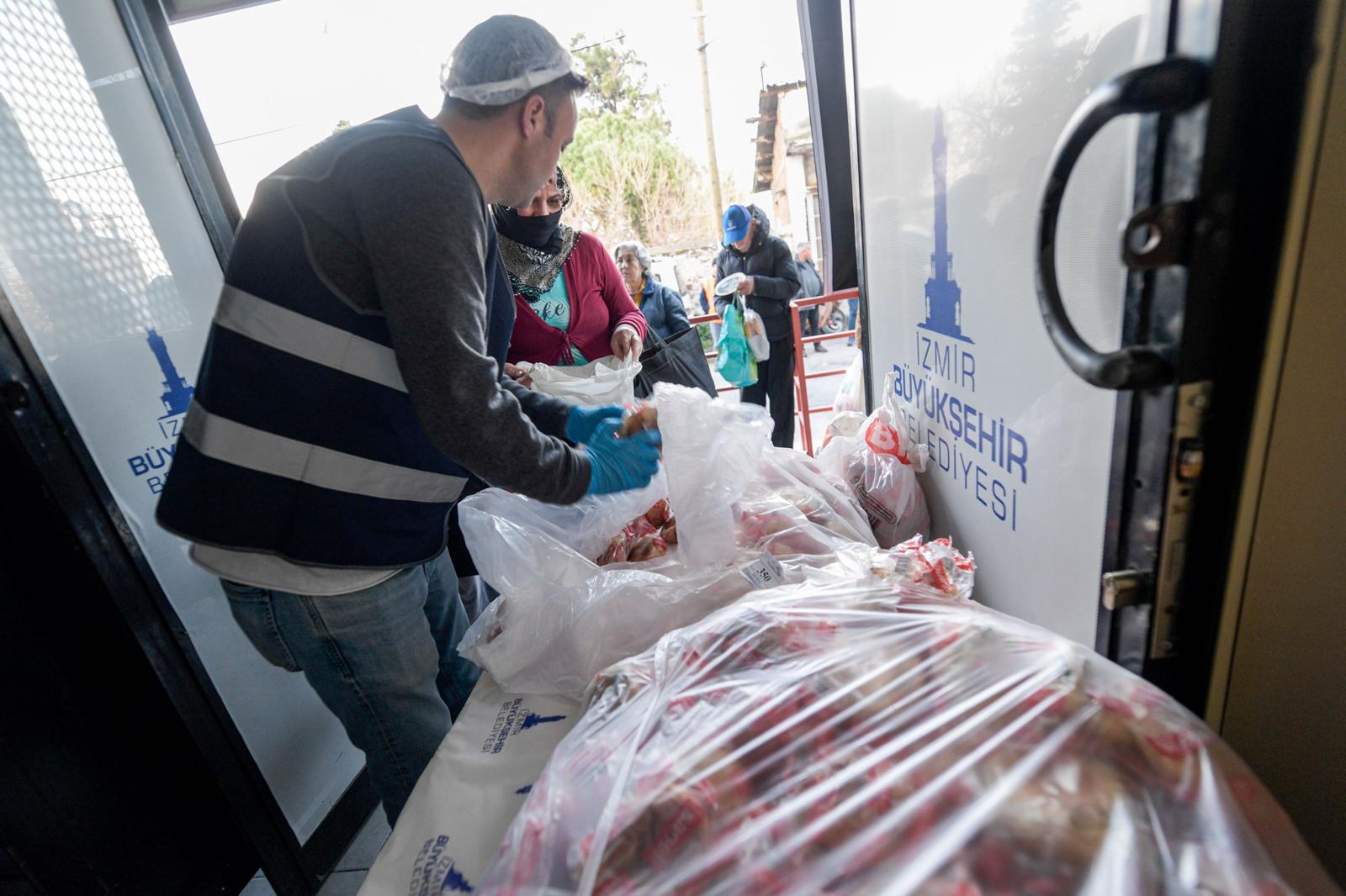 İzmir’de her gün 15 bin kişilik devasa sofra! Büyükşehir Aşevi Ramazan mesaisinde
